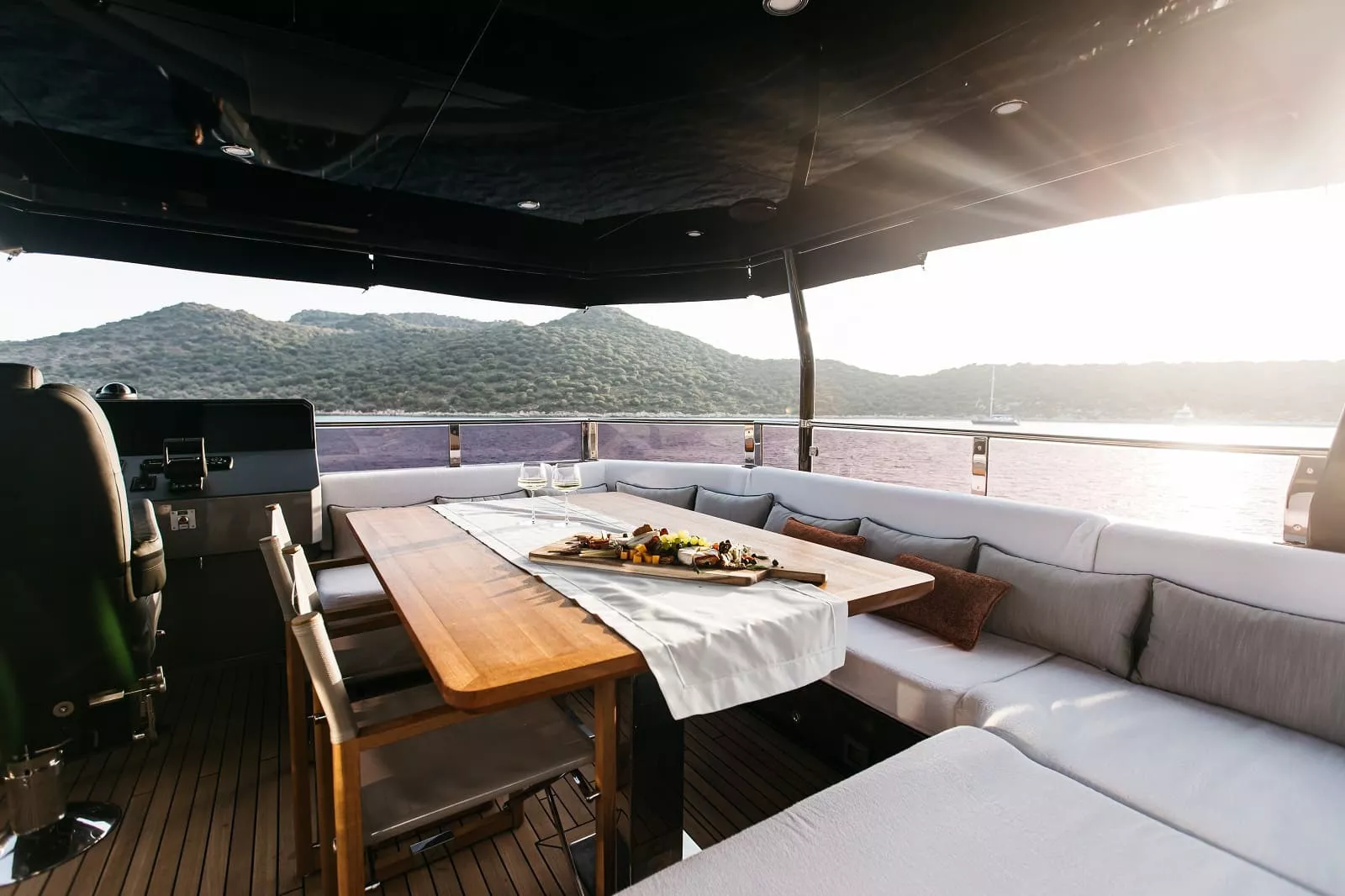 https://api.arconyachts.com/storage/37623/conversions/FipPy5DcJ4HJBl0R2A47Z3PtaoPUzTFLfZW6ZEh0-optimize.webp