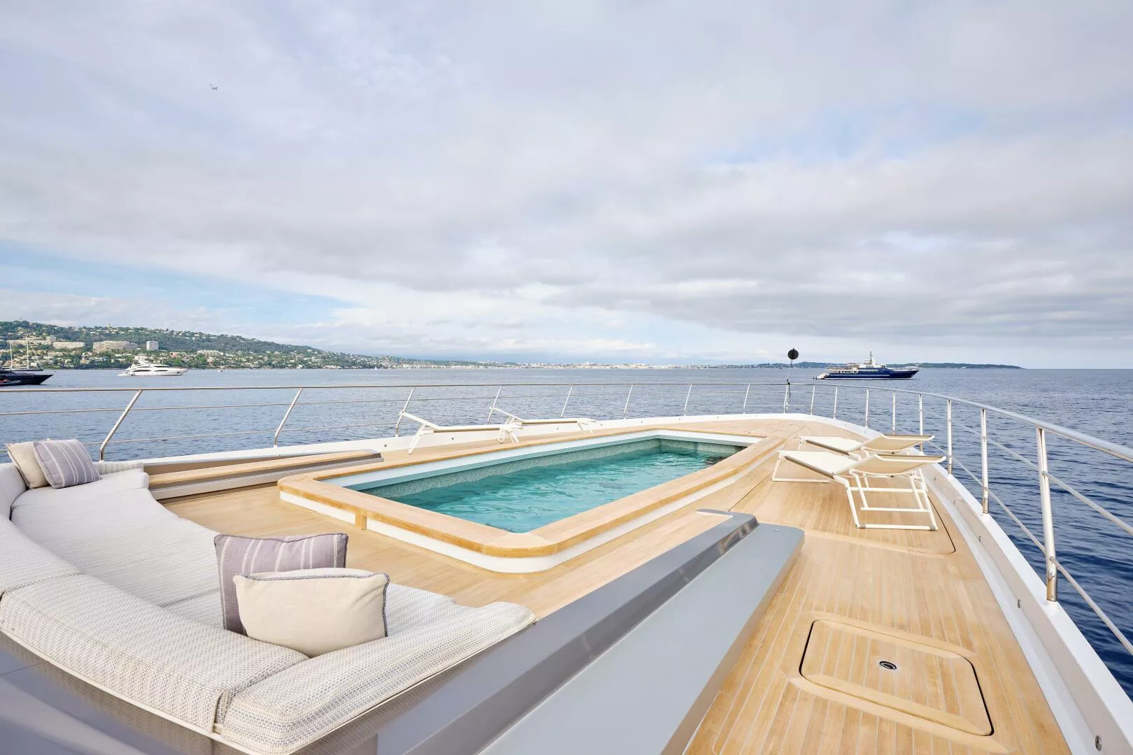 https://api.arconyachts.com/storage/37676/conversions/hKzEtMOCk4sGQGRwEr5jIB1pCOJwrLn7JRgLszv3-optimize.webp