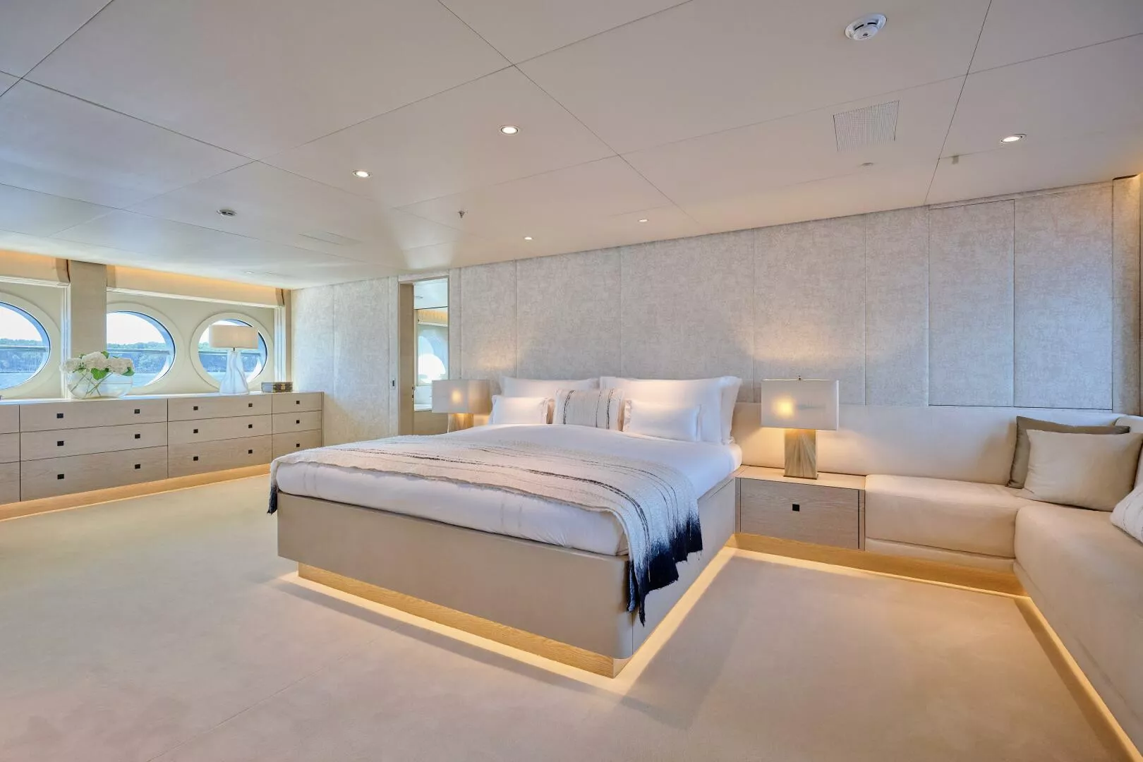 https://api.arconyachts.com/storage/37684/conversions/3WSAKkereGzuIqft7XXpqhKSLYTrpFLfYaSkFthb-optimize.webp