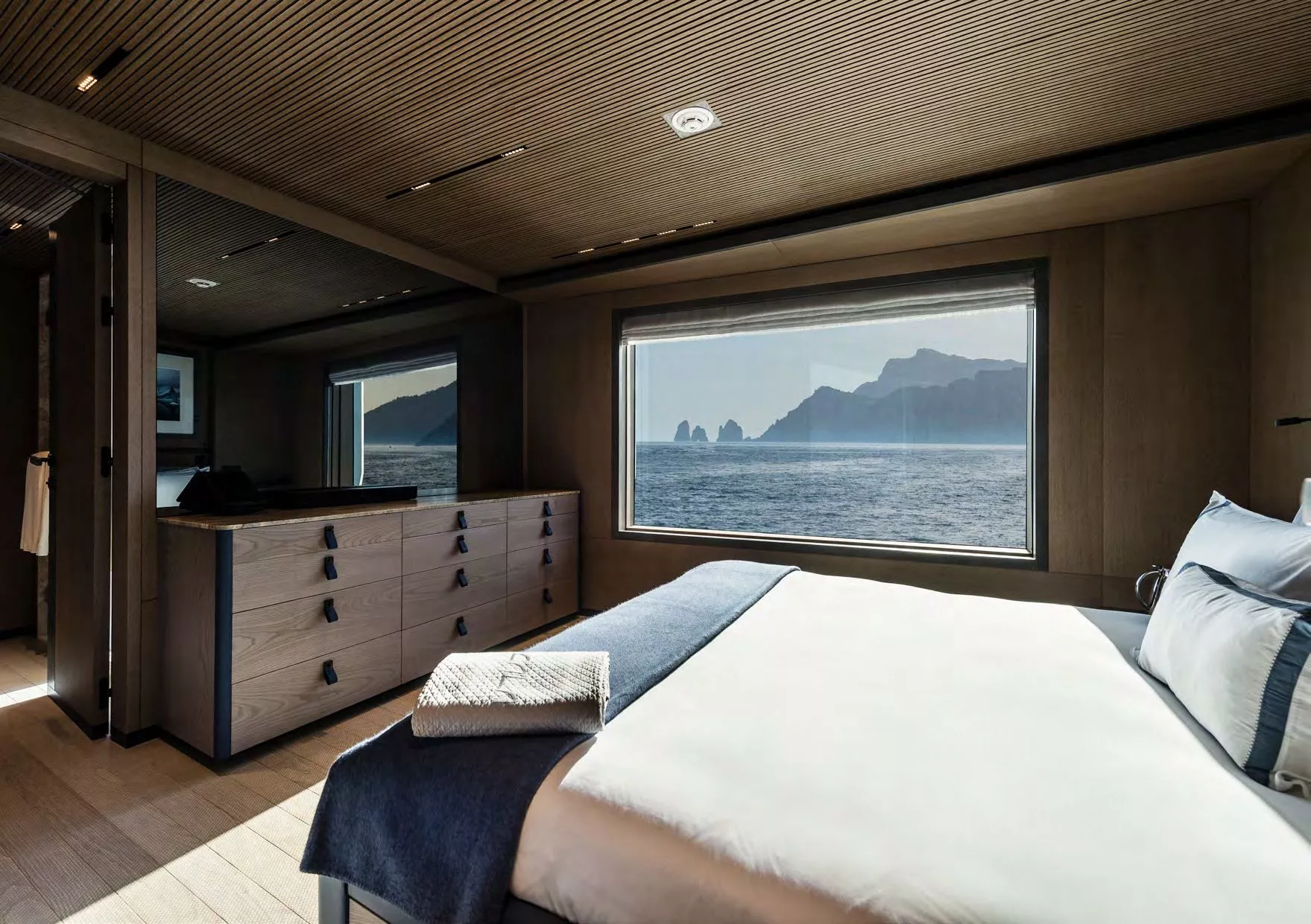 https://api.arconyachts.com/storage/37843/conversions/eDyi7BdI6dopMrQzWcDD17XtaatW5Jj2nVDYcMFA-optimize.webp