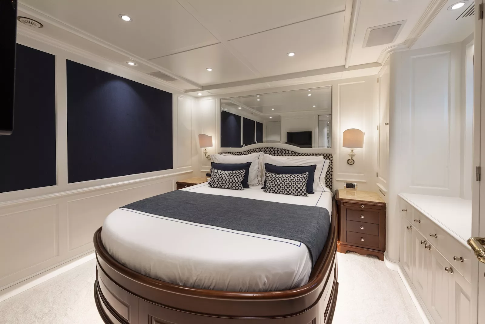 https://api.arconyachts.com/storage/37864/conversions/hm8yFkdwbEAFDPCc4Ykobfm8cUlPiYlkMWYjT47f-optimize.webp