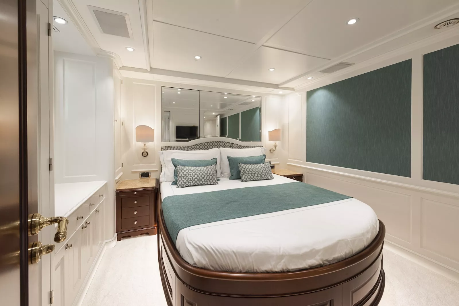 https://api.arconyachts.com/storage/37865/conversions/k6C6vLJ1JK8mnJUY8GJ5pHAwgEG1EK5IKop0rDkR-optimize.webp
