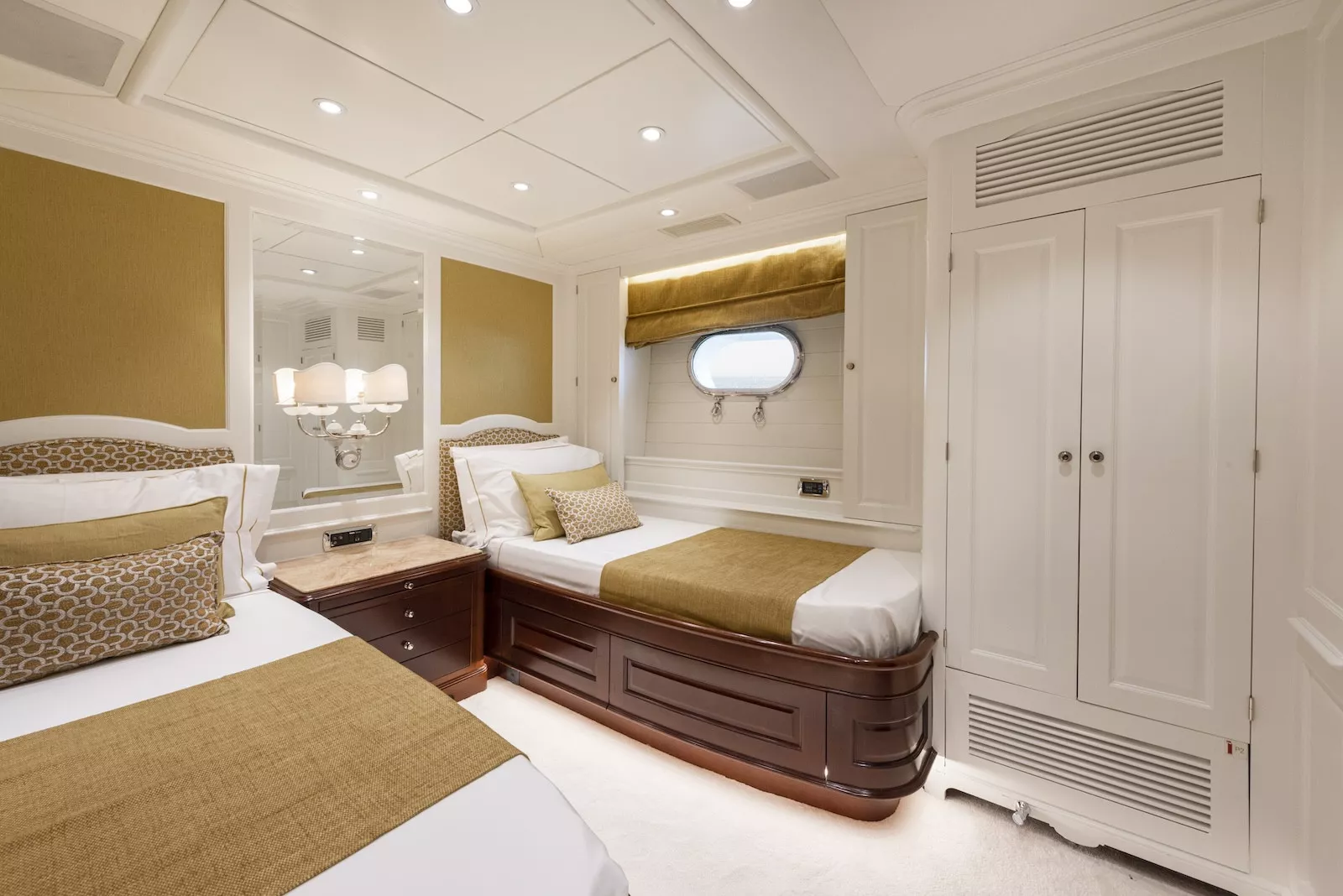 https://api.arconyachts.com/storage/37869/conversions/0prB8Y0RetU0vxC6MIHovEjNmFaValJ9es6oNHNZ-optimize.webp