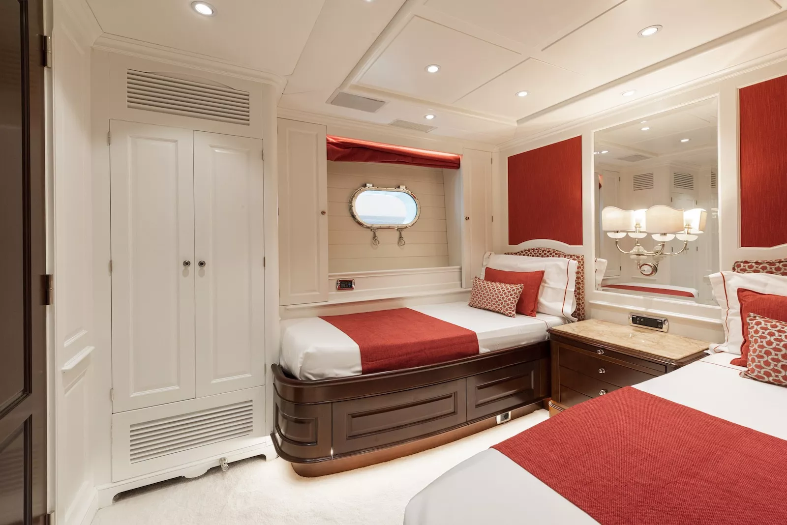 https://api.arconyachts.com/storage/37870/conversions/Cn567piZ9LqQyzIfQzOT7H6nrfGj9iCXvggXLe57-optimize.webp