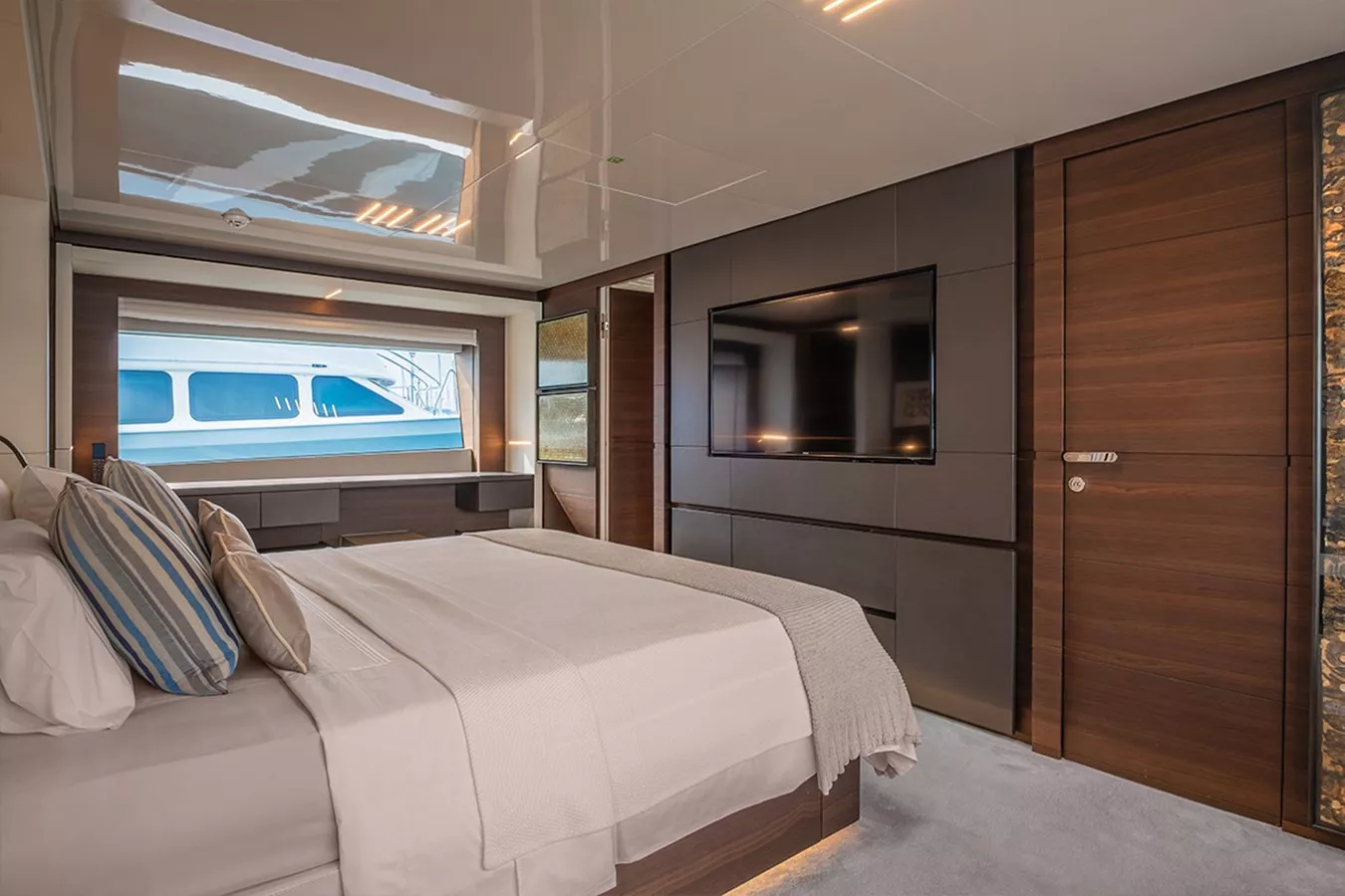 https://api.arconyachts.com/storage/38023/conversions/HSRgkDSHLxJEdu48yRcAhxNqESxEslPN5eQYghIm-optimize.webp
