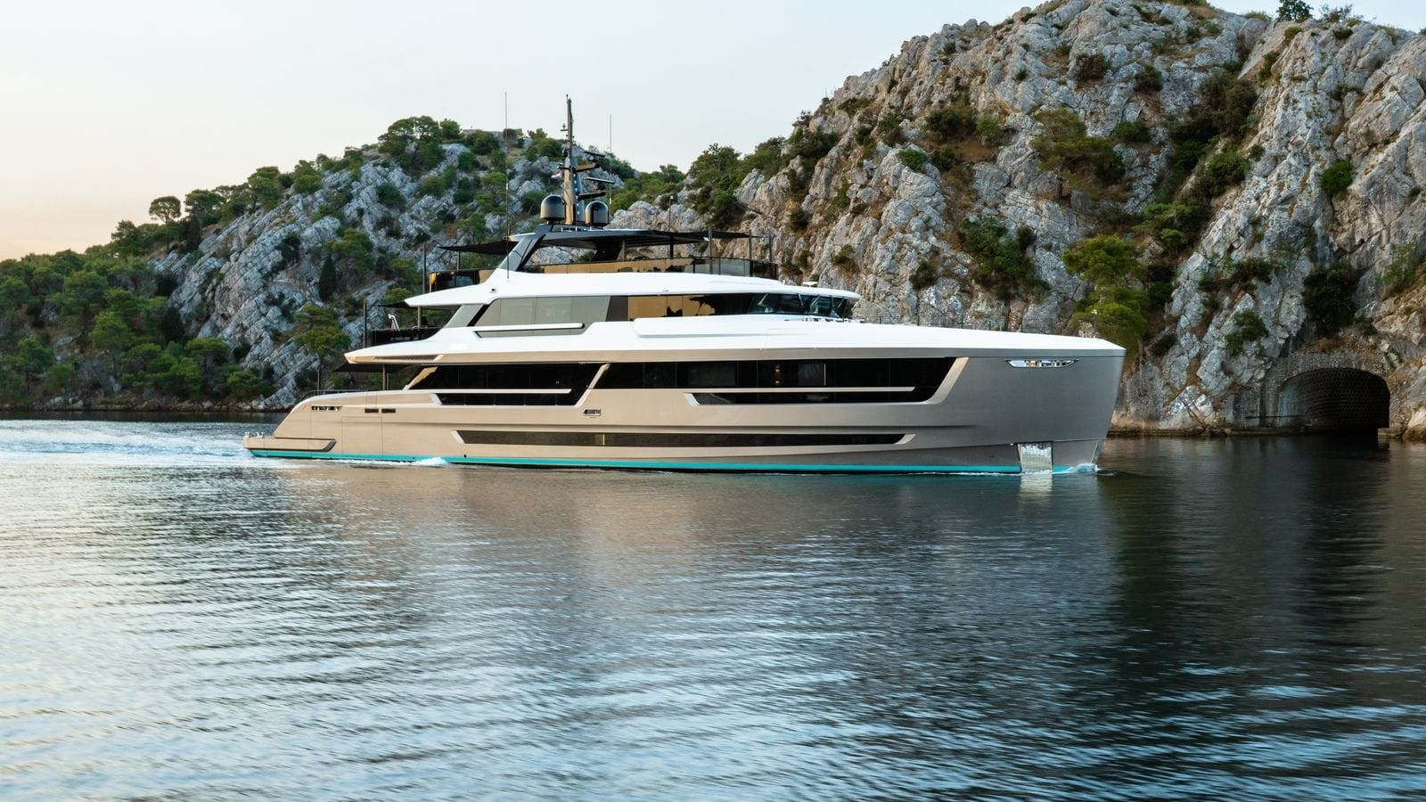 https://api.arconyachts.com/storage/38165/conversions/yddzfhzemblA3VGppV2m0F3eO3iMtaYJdqvW9iDl-optimize.jpg