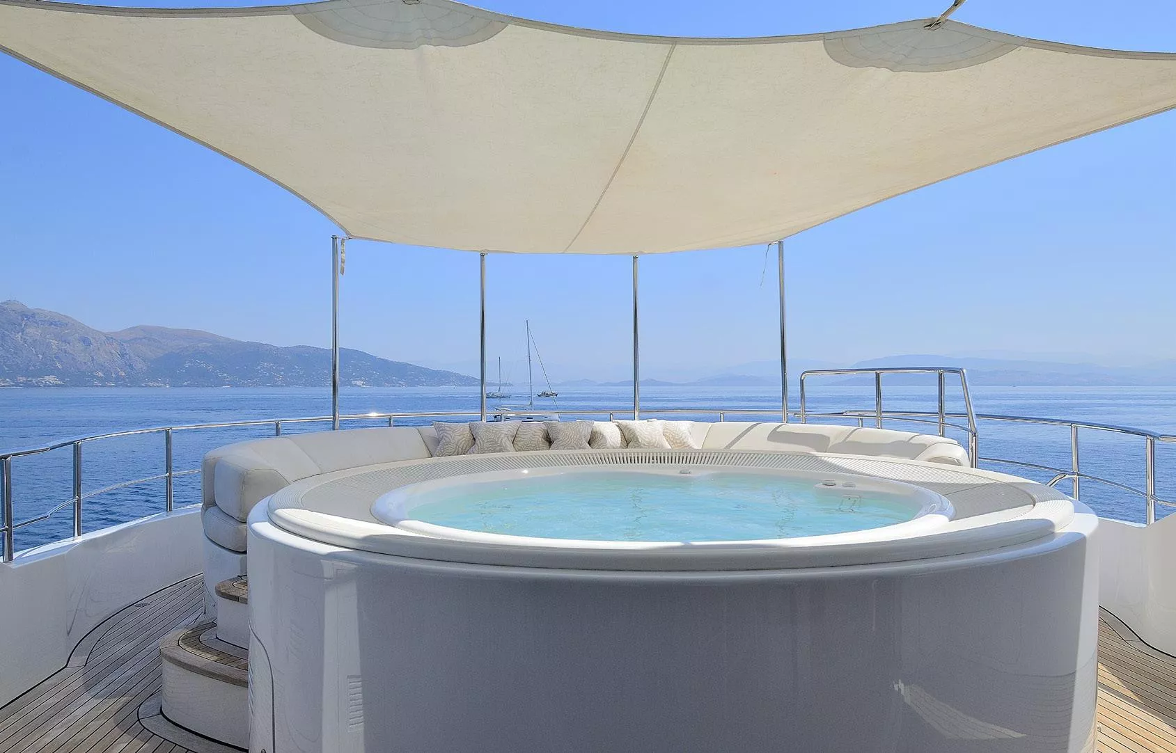 https://api.arconyachts.com/storage/38217/conversions/e8ktjodtoJ22pAFdf8Ai6TytYmMsb8GmlLYeUFhq-optimize.webp