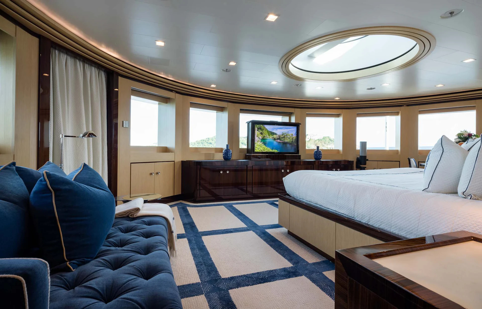 https://api.arconyachts.com/storage/38311/conversions/oKH2lapUWr46s5peEruW7onDrgxsJaK1b6sNE6D0-optimize.jpg