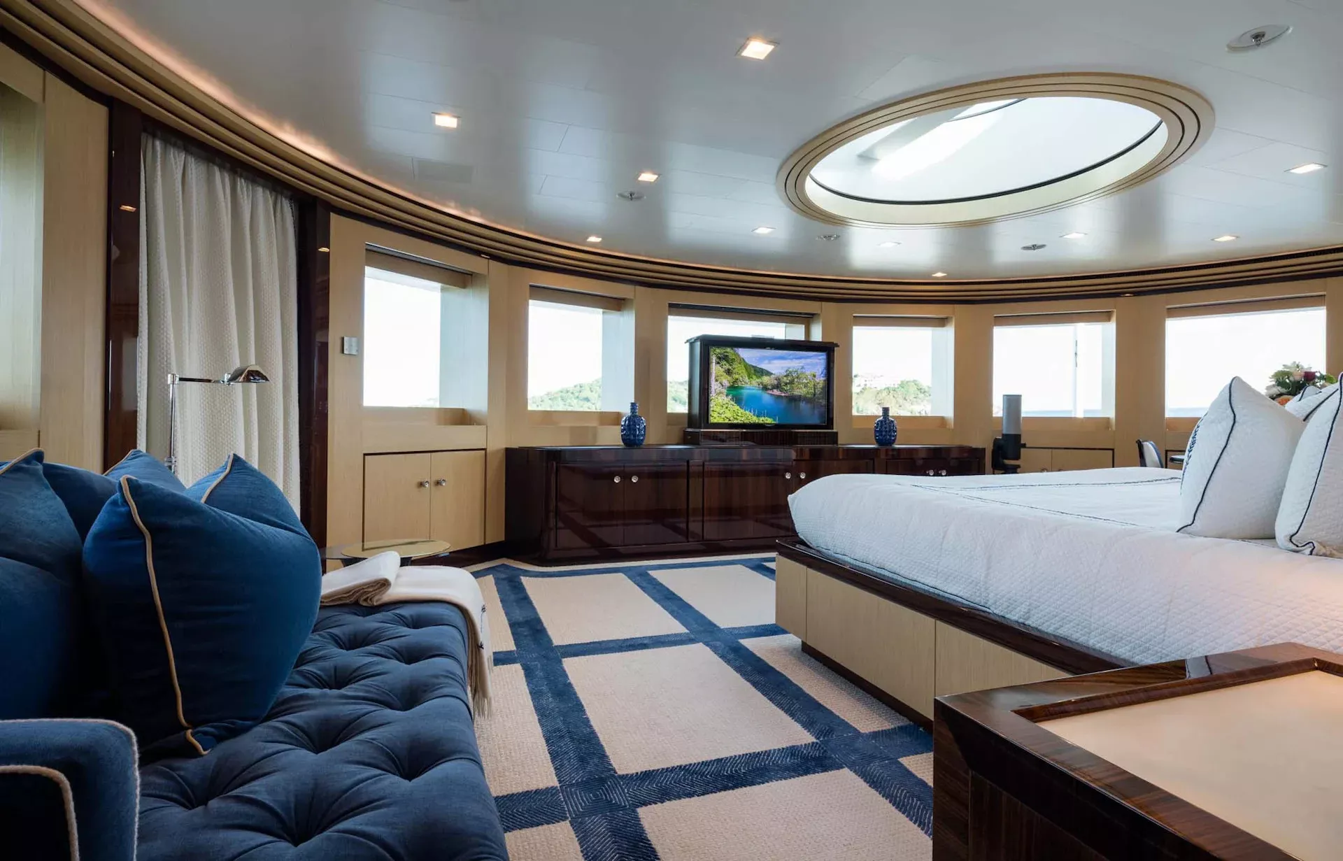 https://api.arconyachts.com/storage/38311/conversions/oKH2lapUWr46s5peEruW7onDrgxsJaK1b6sNE6D0-optimize.webp