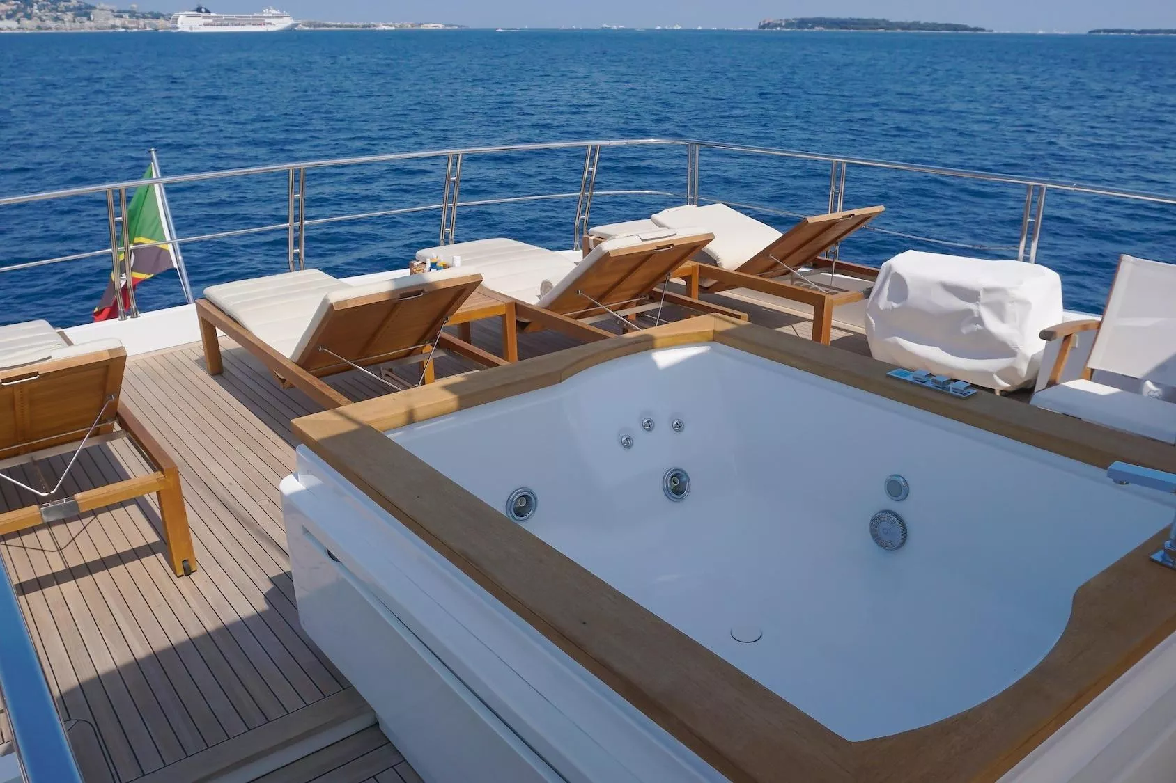 https://api.arconyachts.com/storage/38359/conversions/N0592x6nQdyYN0b0D555SiAtItytdM1SYeUTq490-optimize.webp