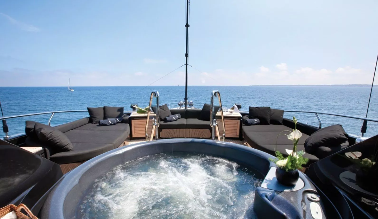 https://api.arconyachts.com/storage/media/30730/conversions/310_6249854208-optimize.webp