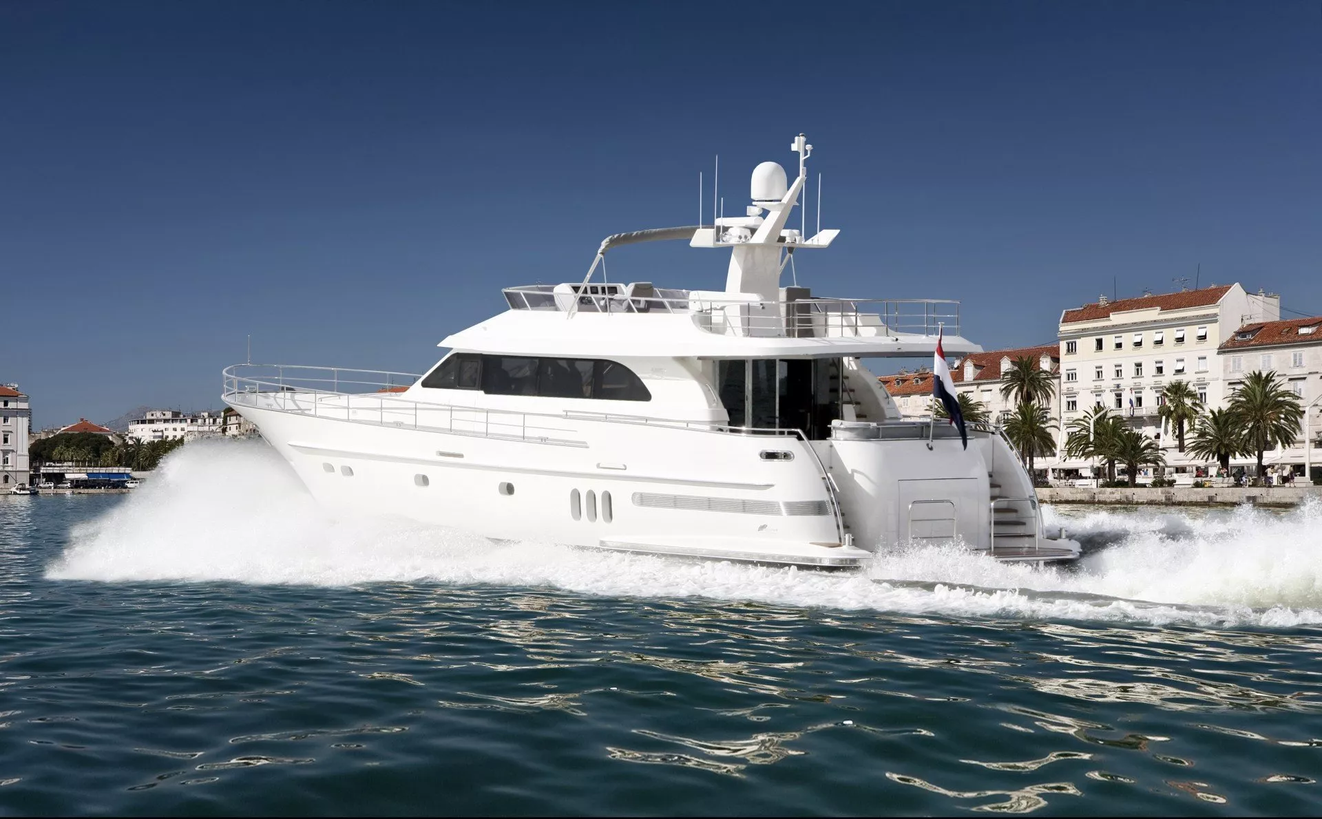 https://api.arconyachts.com/storage/media/32582/conversions/120_5498003486-optimize.webp